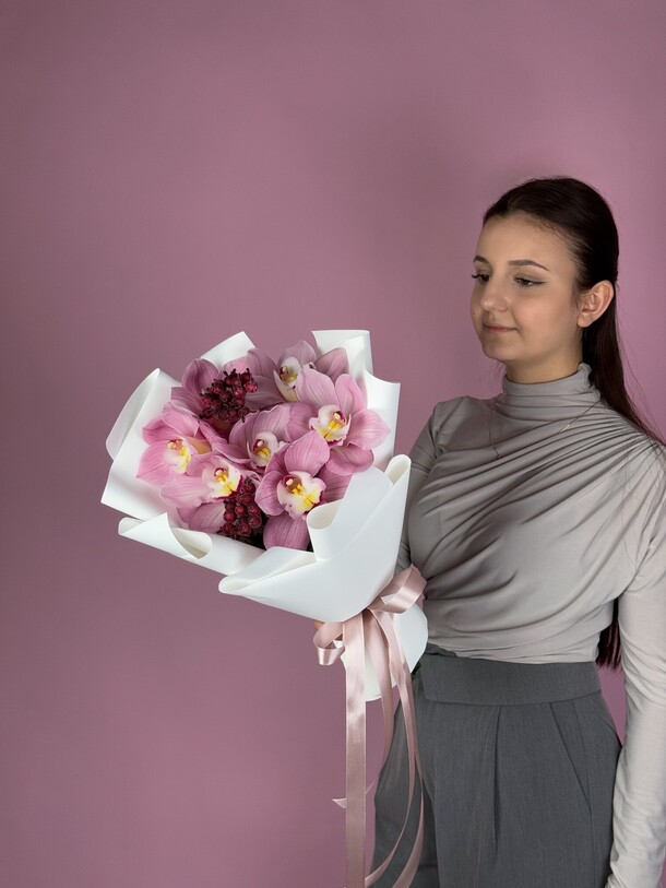 Букет розовая орхидея, артикул F1384865 - 5300 рублей, доставка по городу. Flawery - доставка цветов