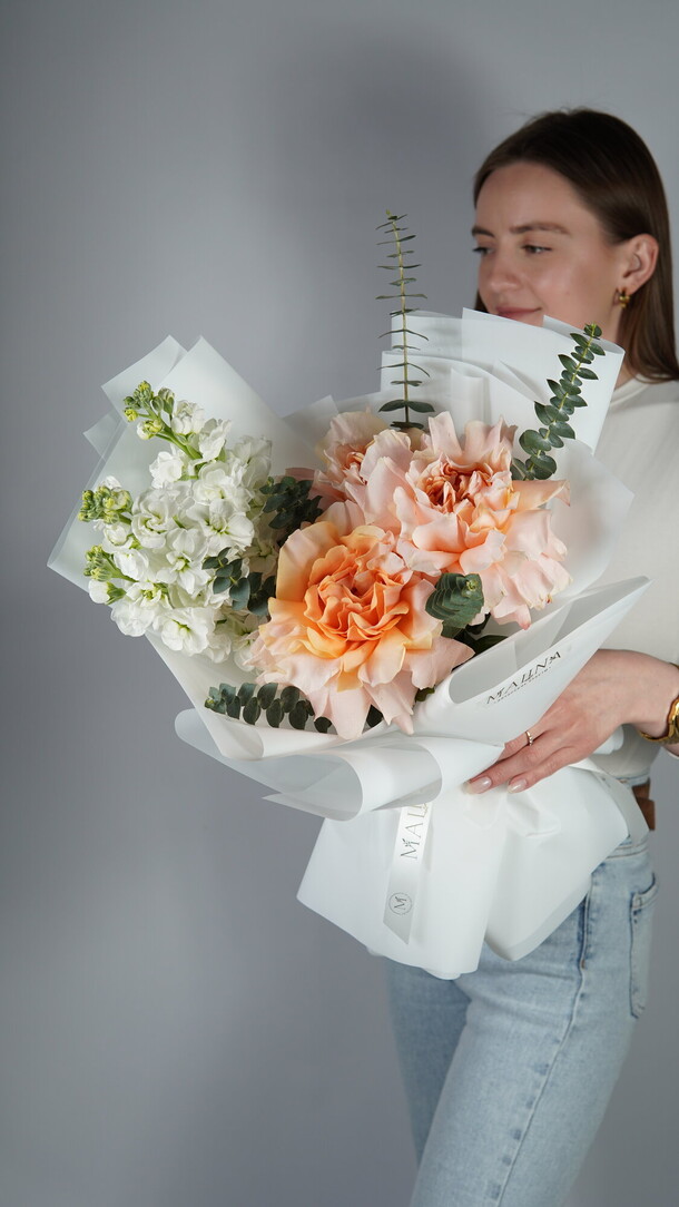 Букет с розами а маттиолой, артикул F1412071 - 4700 рублей, доставка по городу. Flawery - доставка цветов