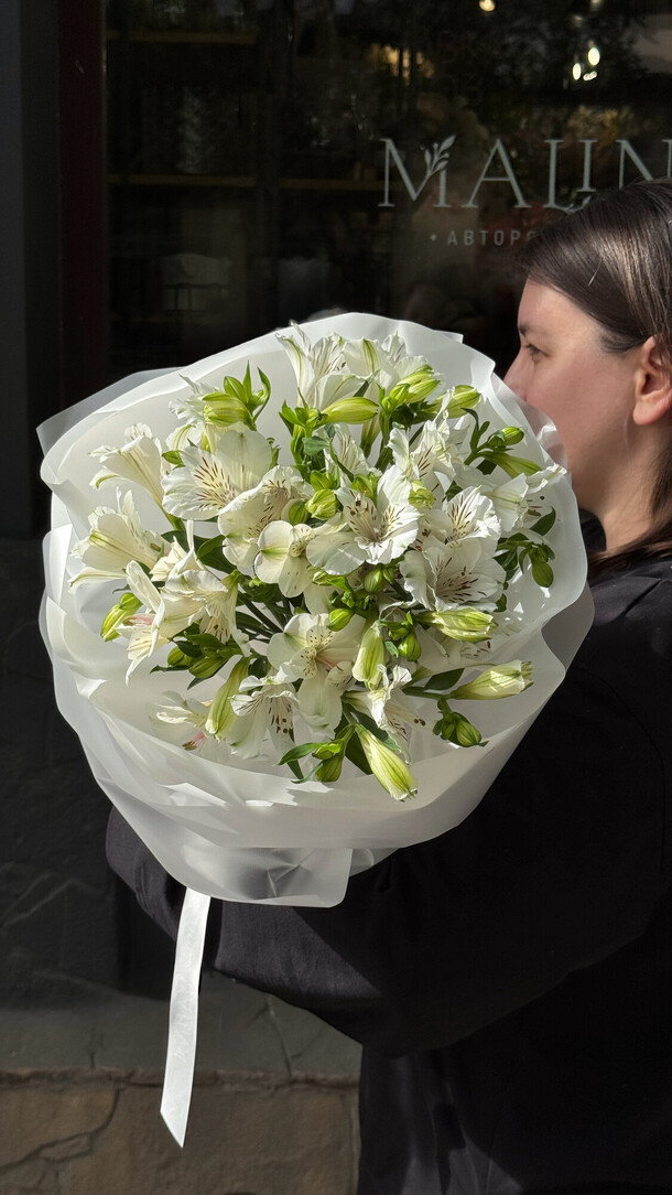 Букет белой альстромерии, артикул F1416408 - 2300 рублей, доставка по городу. Flawery - доставка цветов
