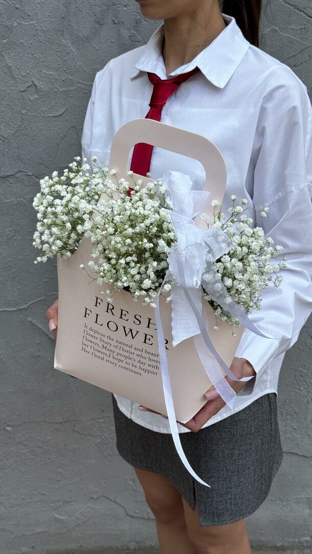 Белая гипсофила в сумочке, артикул F1454828 - 2969 рублей, доставка по городу. Flawery - доставка цветов