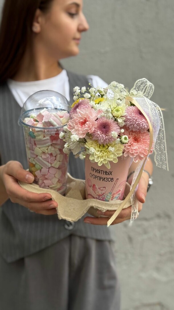 Набор «цветы+ маршмэллоу»🍭, артикул F1464395 - 1700 рублей, доставка по городу. Flawery - доставка цветов