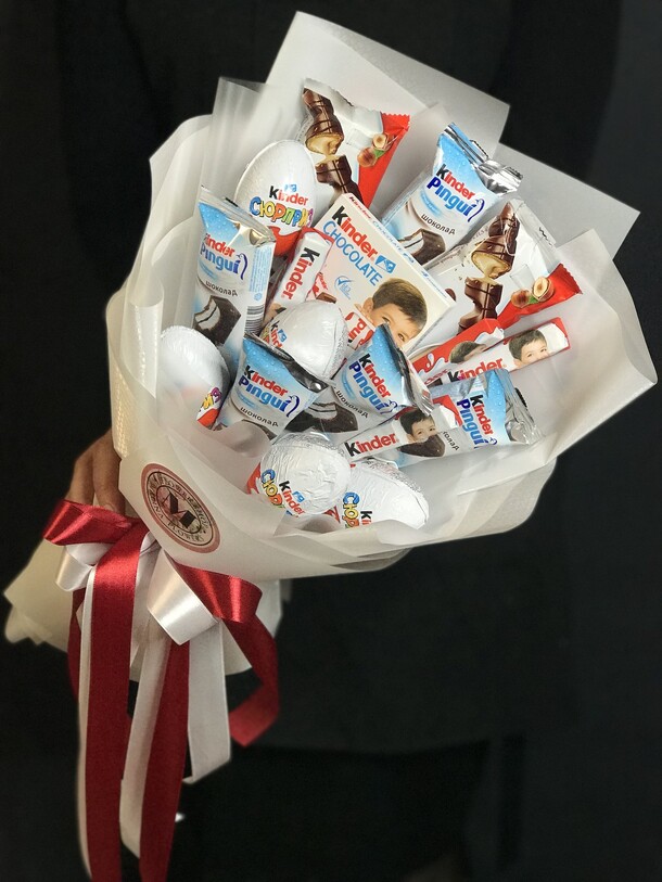 Букет из шоколада киндер сюрприз, артикул F67926 - 7000 рублей, доставка по городу. Flawery - доставка цветов