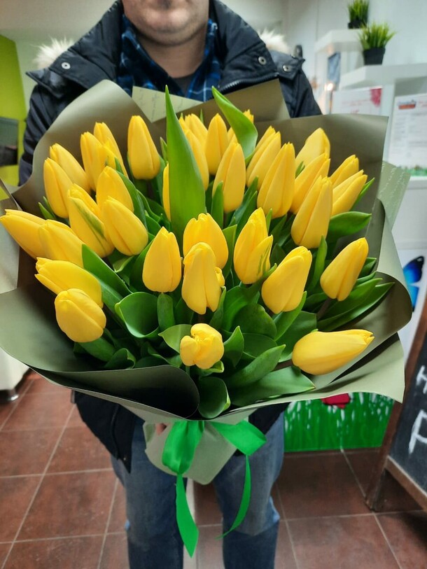 Желтые тюльпаны 🌸, артикул F106766 - 9130 рублей, доставка по городу. Flawery - доставка цветов