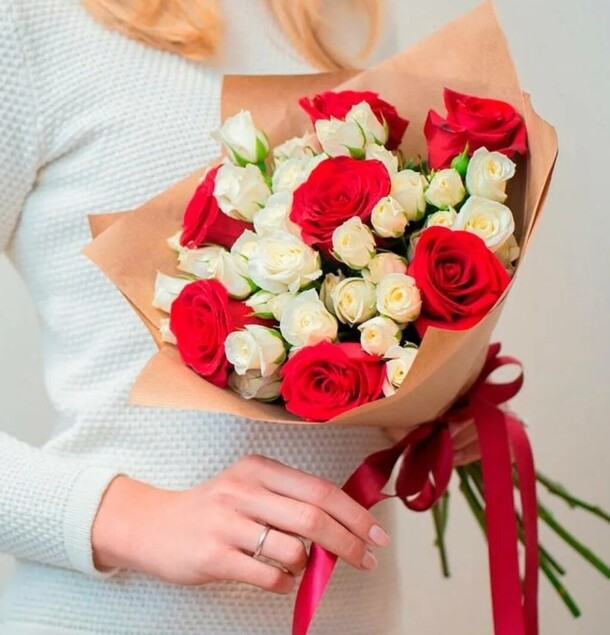 Кустовые розы🌺, артикул F1075552 - 4730 рублей, доставка по городу. Flawery - доставка цветов