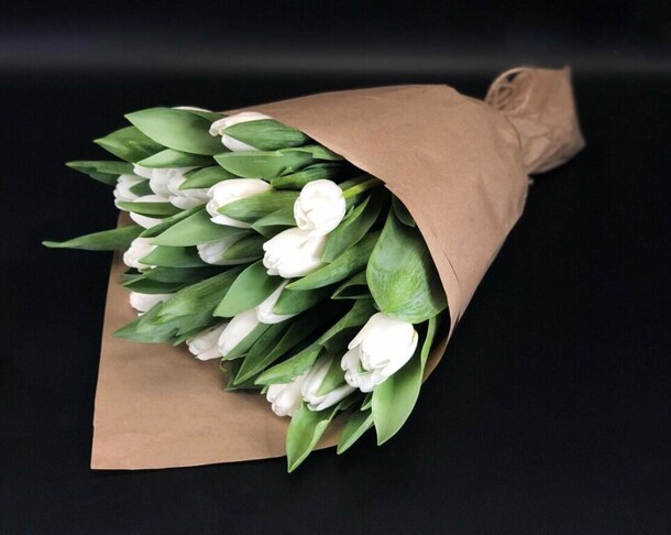 Букет с белыми тюльпанами🌸, артикул F1079590 - 5900 рублей, доставка по городу. Flawery - доставка цветов