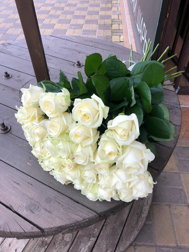 Белые розы🌸, артикул F1079617 - 8360 рублей, доставка по городу. Flawery - доставка цветов
