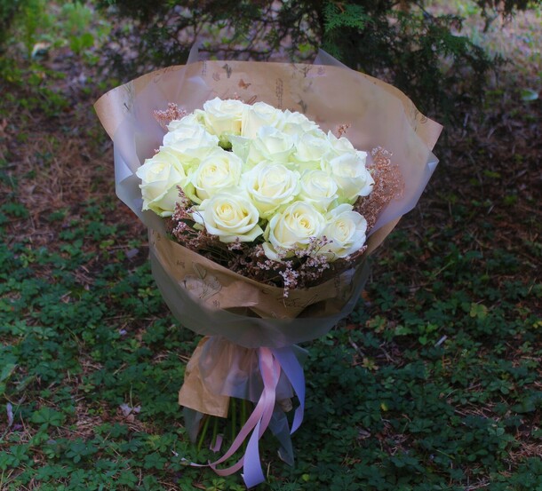 Белые розы🌸, артикул F1080177 - 5390 рублей, доставка по городу. Flawery - доставка цветов