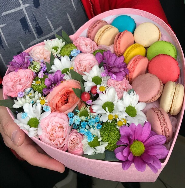 Композиция с макарунс🌺, артикул F1089907 - 8099 рублей, доставка по городу. Flawery - доставка цветов
