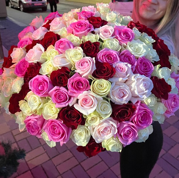 101 роза микс🌺, артикул F1091531 - 31818 рублей, доставка по городу. Flawery - доставка цветов