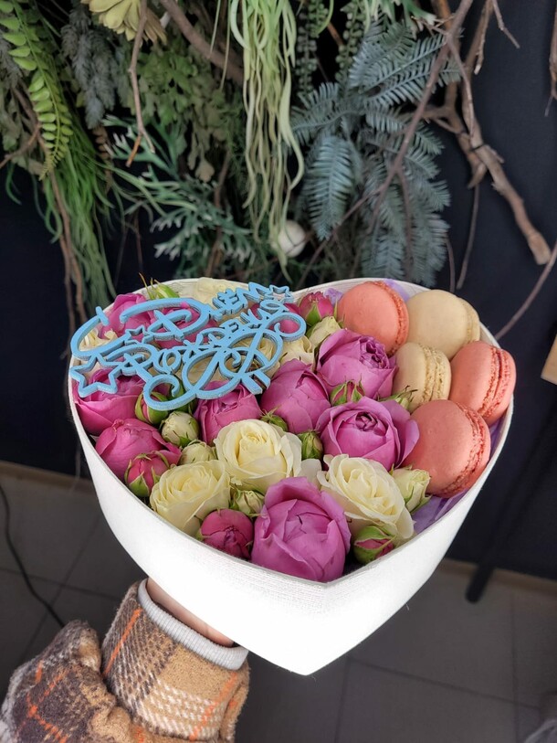 Коробочка с макарунс🌺, артикул F1091586 - 5280 рублей, доставка по городу. Flawery - доставка цветов