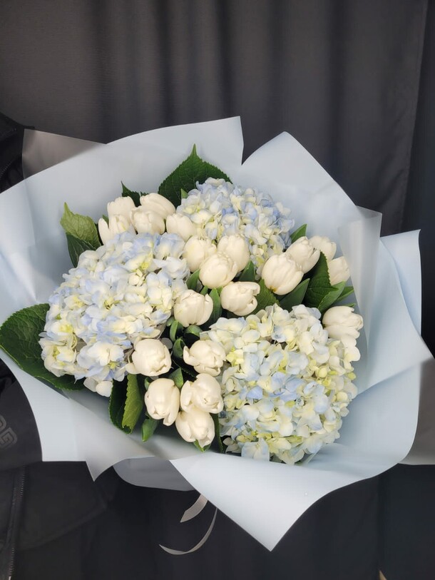 🌸воздушный букет с гортензией, артикул F1091930 - 8360 рублей, доставка по городу. Flawery - доставка цветов