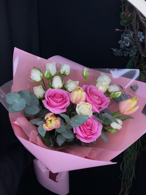 Букет с тюльпанами🌸, артикул F1092838 - 3190 рублей, доставка по городу. Flawery - доставка цветов