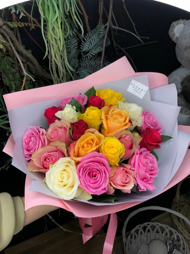 Розы кенийские в упаковке🌸, артикул F1093016 - 4180 рублей, доставка по городу. Flawery - доставка цветов