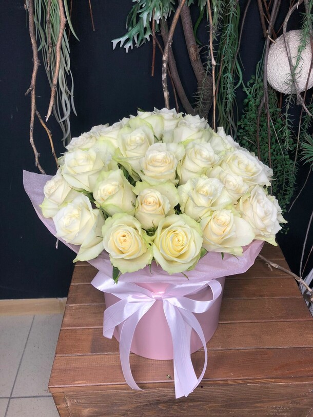 Белые розы в коробке🌸, артикул F1094550 - 10890 рублей, доставка по городу. Flawery - доставка цветов