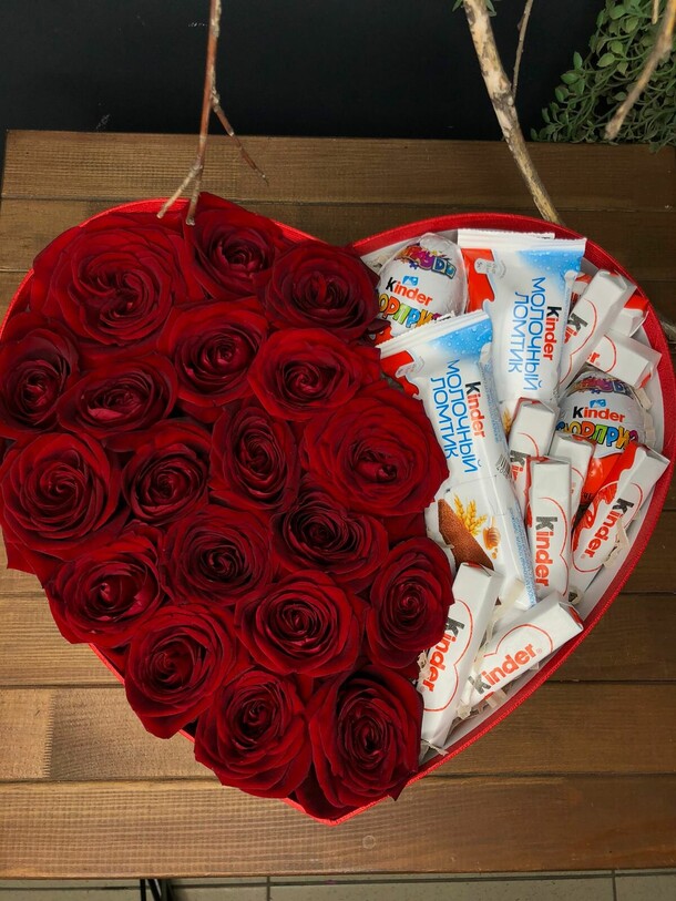 Сердечный привет и розы🌺, артикул F1094787 - 11636 рублей, доставка по городу. Flawery - доставка цветов