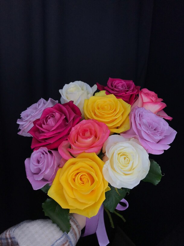 Розы микс 11 штук🌸, артикул F1120545 - 2310 рублей, доставка по городу. Flawery - доставка цветов