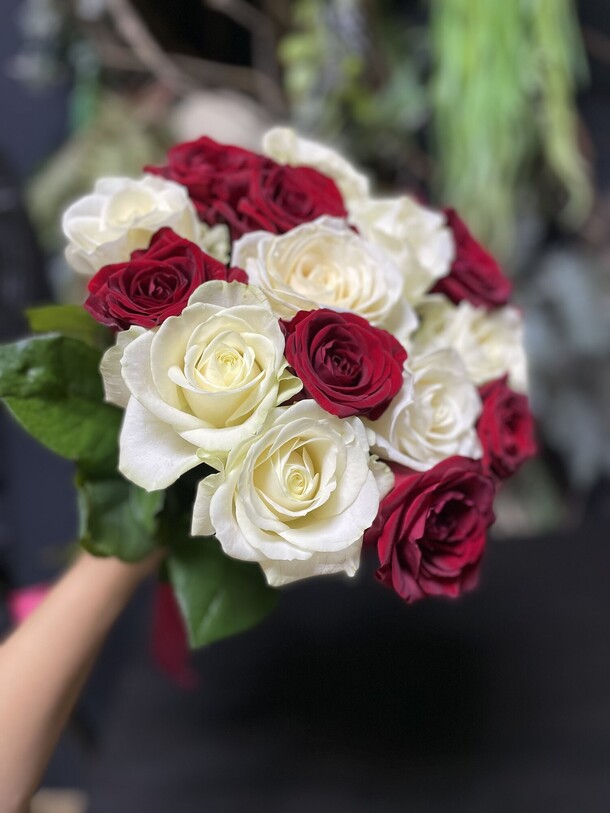 Микс из роз🌺, артикул F1124994 - 3190 рублей, доставка по городу. Flawery - доставка цветов