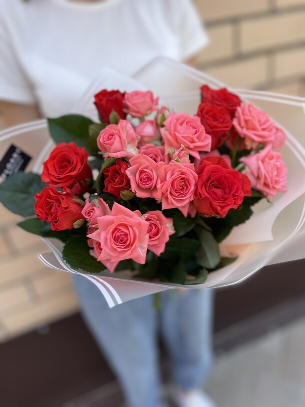 Кустовые розы в упаковке🌸, артикул F1125826 - 3091 рублей, доставка по городу. Flawery - доставка цветов