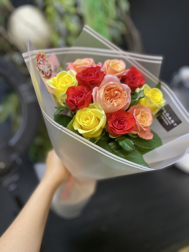 Микс из 11 роз🌸, артикул F1126065 - 2420 рублей, доставка по городу. Flawery - доставка цветов