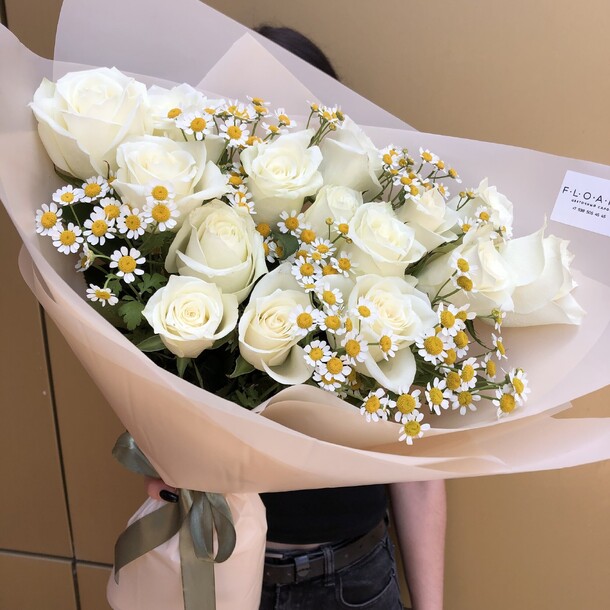Букет с ромашкой и розой🌸, артикул F1127354 - 4730 рублей, доставка по городу. Flawery - доставка цветов