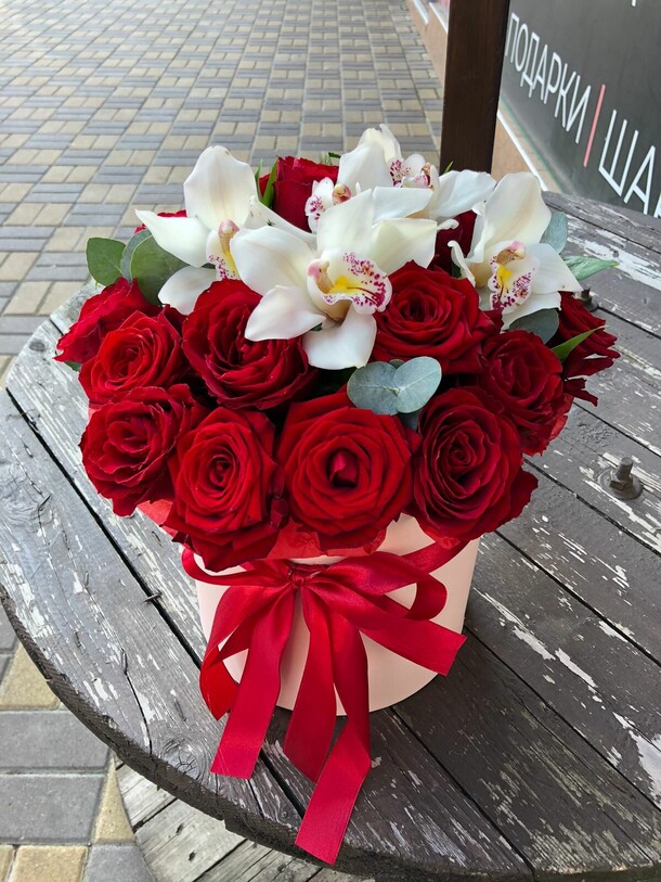 Красные розы с орхидеями🌸, артикул F1128234 - 7370 рублей, доставка по городу. Flawery - доставка цветов
