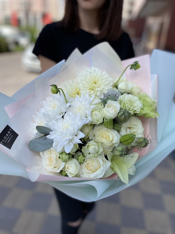 Букет с георгинами и розами🌸, артикул F1129072 - 5610 рублей, доставка по городу. Flawery - доставка цветов