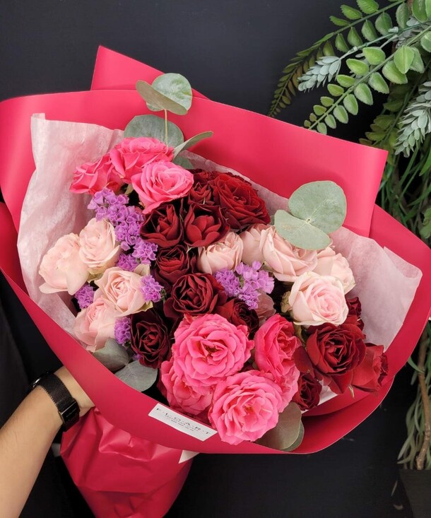 Букет с кустовыми розами и статицей🌺, артикул F1130007 - 4180 рублей, доставка по городу. Flawery - доставка цветов