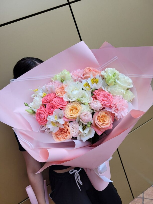 Букет с кустовыми розами, эустомой, артикул F1132703 - 8504 рублей, доставка по городу. Flawery - доставка цветов