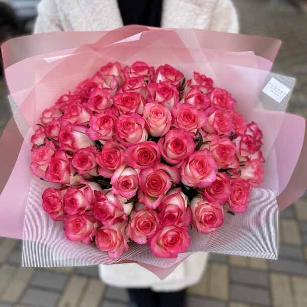 51 роза в упаковке🌺, артикул F1133672 - 9790 рублей, доставка по городу. Flawery - доставка цветов