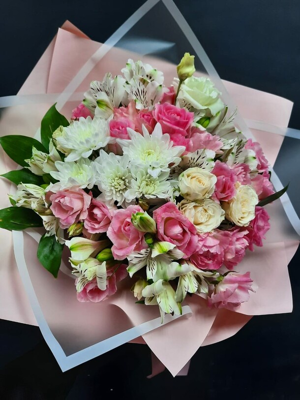 Букет с нежно-розовыми розами и альстромерией🌸, артикул F115611 - 8360 рублей, доставка по городу. Flawery - доставка цветов