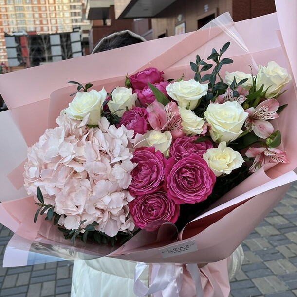 Букет с гортензией🌺, артикул F1168561 - 5390 рублей, доставка по городу. Flawery - доставка цветов