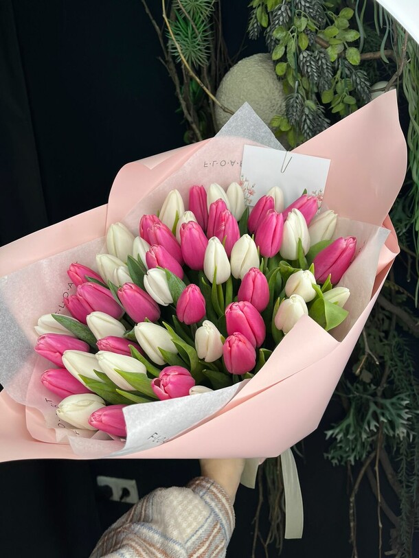 51 тюльпан🌺, артикул F1176200 - 11990 рублей, доставка по городу. Flawery - доставка цветов