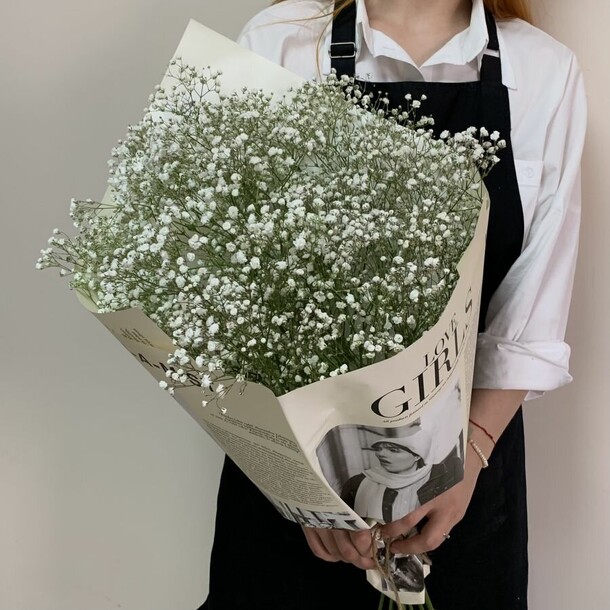 Букет в стильном оформлении с гипсофилой🌸, артикул F1212729 - 3740 рублей, доставка по городу. Flawery - доставка цветов