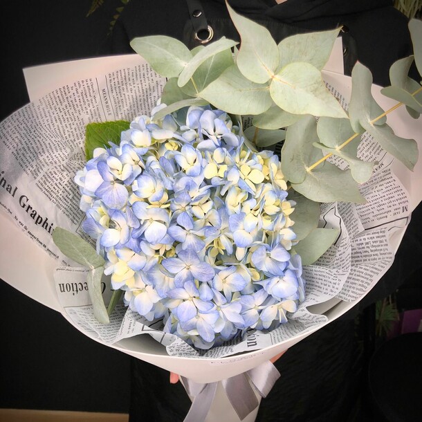 Букет с гортензией🌸, артикул F1227267 - 2530 рублей, доставка по городу. Flawery - доставка цветов