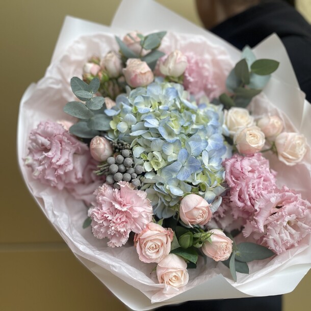 Нежный букет🌺, артикул F1227300 - 7150 рублей, доставка по городу. Flawery - доставка цветов