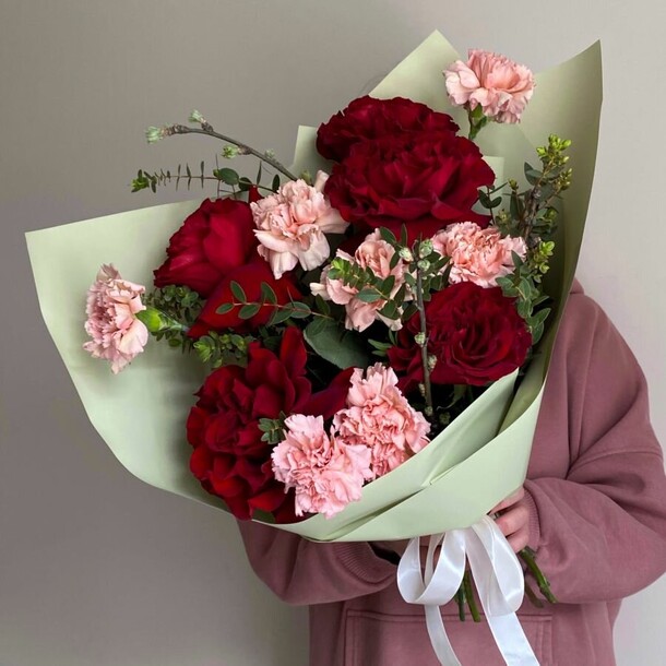 Красные розы с диантусами🌸, артикул F1230147 - 4909 рублей, доставка по городу. Flawery - доставка цветов