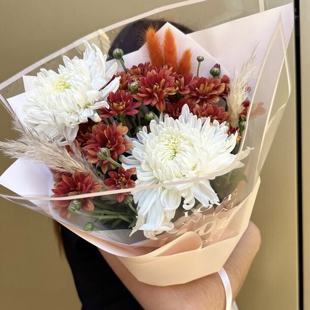 Букет с хризантемой🌸, артикул F1230941 - 3190 рублей, доставка по городу. Flawery - доставка цветов