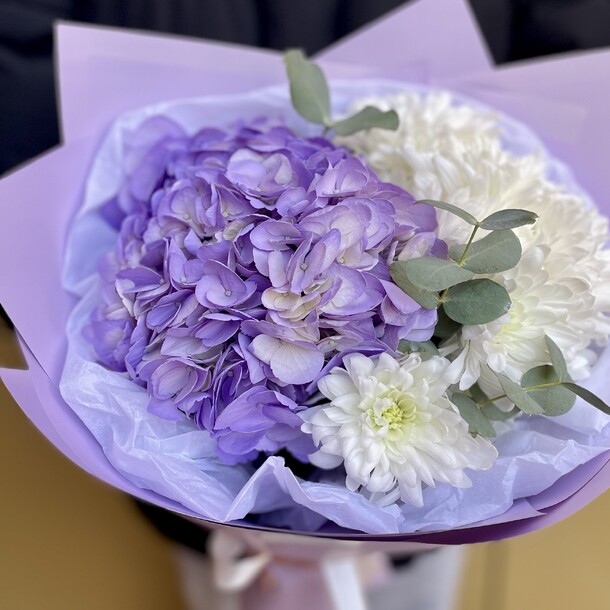 Букет с гортензией🌺, артикул F1234486 - 2530 рублей, доставка по городу. Flawery - доставка цветов
