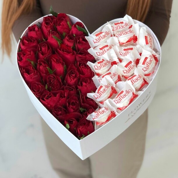 🌸большое сердце с розами и рафаэлло🌸, артикул F1252166 - 10450 рублей, доставка по городу. Flawery - доставка цветов