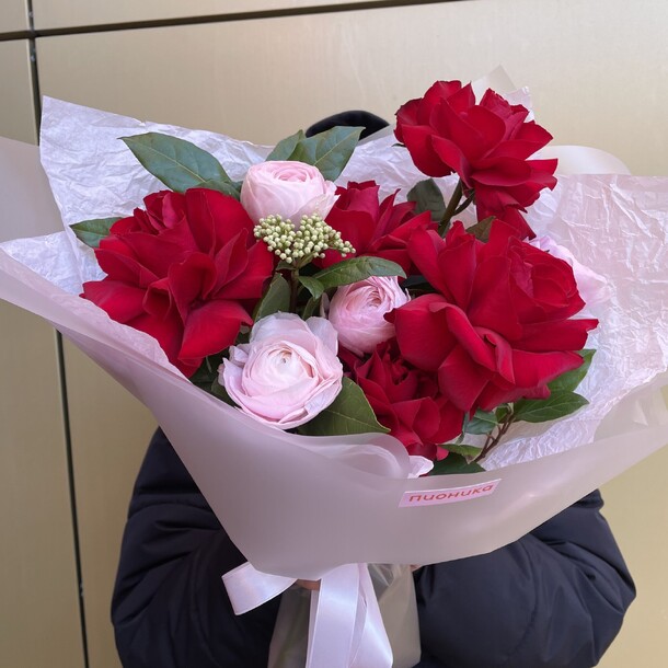 Букет с ранункулюсами и вывернутой розой🌺, артикул F1258621 - 4730 рублей, доставка по городу. Flawery - доставка цветов