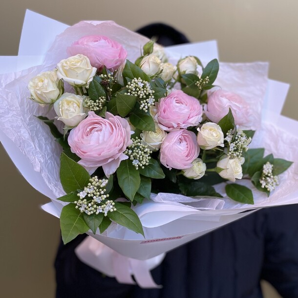 Букет с кустовыми розами и ранункулюсами🌺, артикул F1258646 - 4730 рублей, доставка по городу. Flawery - доставка цветов