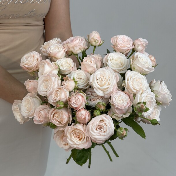 7 кустовых, пионовидных роз🌺, артикул F1287208 - 8091 рублей, доставка по городу. Flawery - доставка цветов