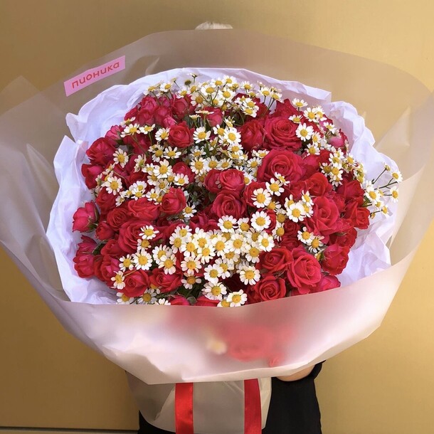 Кустовая роза с ромашкой, артикул F1291517 - 8360 рублей, доставка по городу. Flawery - доставка цветов