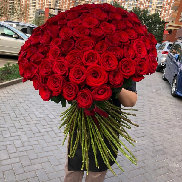 101 роза красная рост 100 см, артикул F1321775 - 34320 рублей, доставка по городу. Flawery - доставка цветов