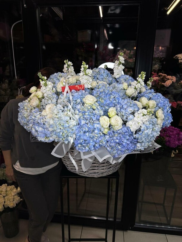 Букет с гортензией, артикул F1368769 - 53900 рублей, доставка по городу. Flawery - доставка цветов