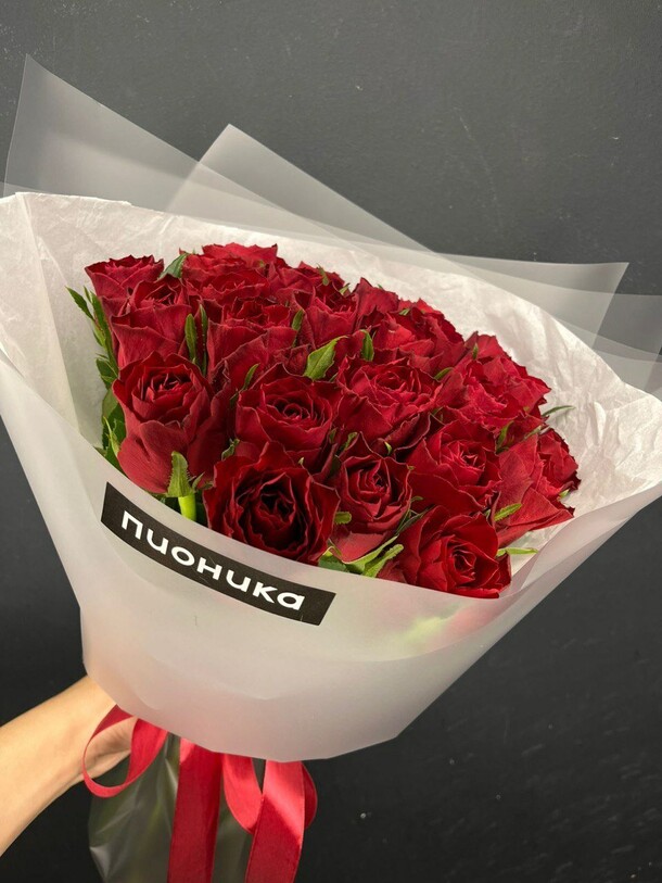 Красные розы в дизайнерском оформлении, артикул F1368783 - 4080 рублей, доставка по городу. Flawery - доставка цветов