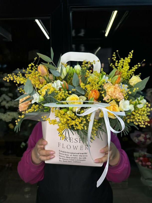 Композиция с мимозой, фрезией, тюльпанами, артикул F1368790 - 8030 рублей, доставка по городу. Flawery - доставка цветов