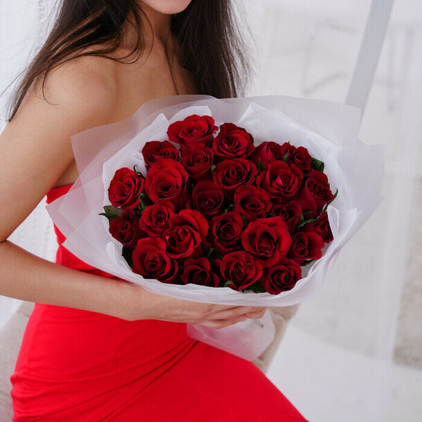 Хит!!! красные розы в стильном оформлении, артикул F1379585 - 4950 рублей, доставка по городу. Flawery - доставка цветов