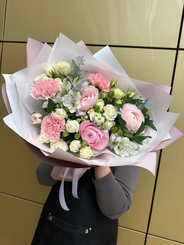 Букет с кустовой розой и ранункулюсами, артикул F1405021 - 7150 рублей, доставка по городу. Flawery - доставка цветов