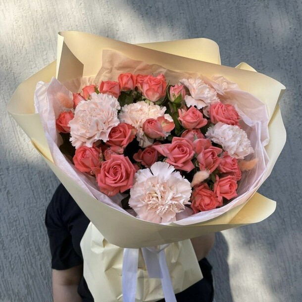 Букет с кустовыми розами и диантусами, артикул F1427121 - 5364 рублей, доставка по городу. Flawery - доставка цветов